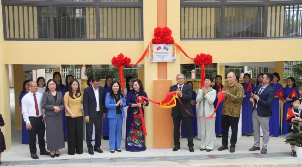 azerbaycan-vyetnamin-qasirgadan-zerer-cheken-lukyen-qesebesinde-shagirdlere-mekteb-binasi-hediyye-edib