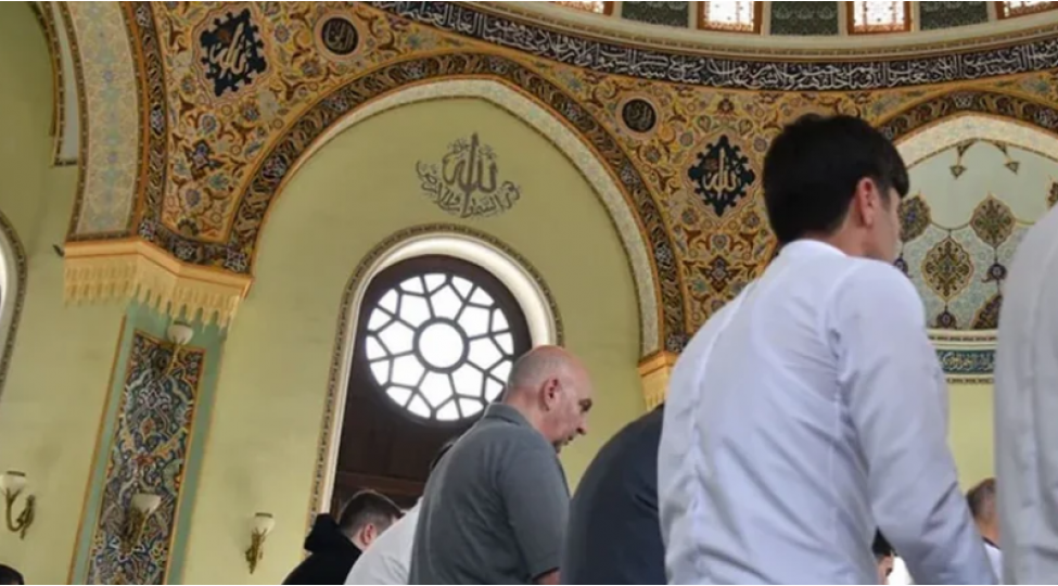 tezepir-mescidinde-bayram-namazi-qilinib-4