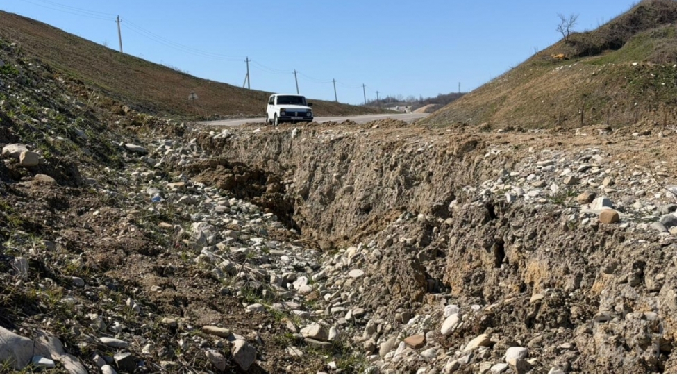 muganliismayilli-avtomobil-yolunun-muhafize-zolaginda-torpaq-surushmesi-bash-verib