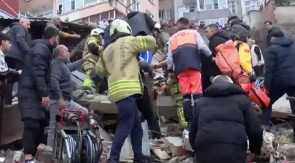 istanbulda-iki-bina-chokub-dagintilar-altinda-qalanlar-var