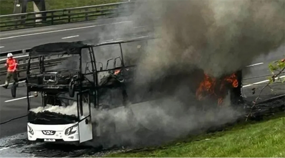 manchester-siti-azarkeshlerini-dashiyan-avtobus-yanib