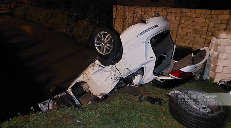 lenkeranda-avtomobil-kanala-ashib-alti-nefer-yaralanib