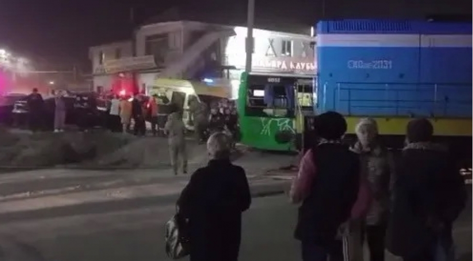 qazaxistanda-avtobus-qatarla-toqqushub-xesaret-alanlar-var
