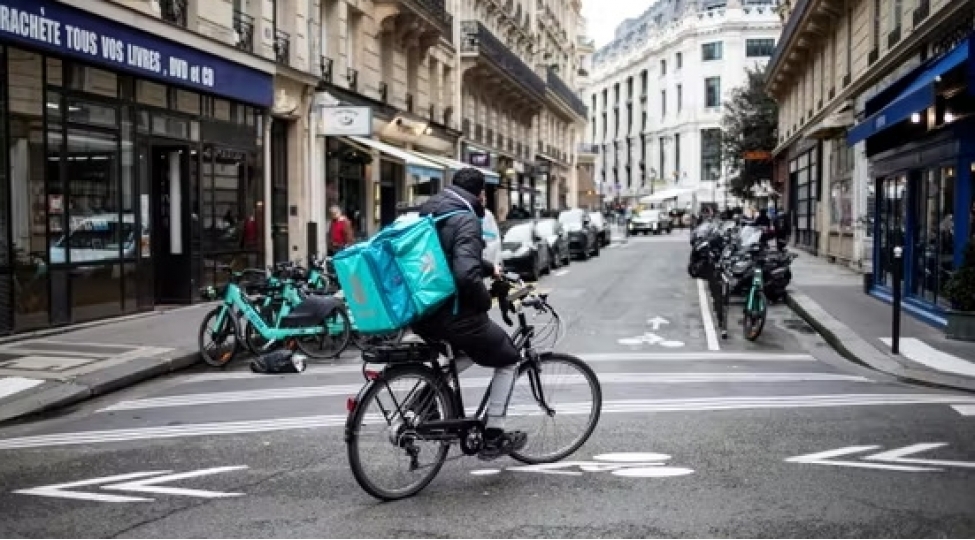 fransada-kuryerlerin-ekseriyyeti-qanunsuz-miqrantlardir