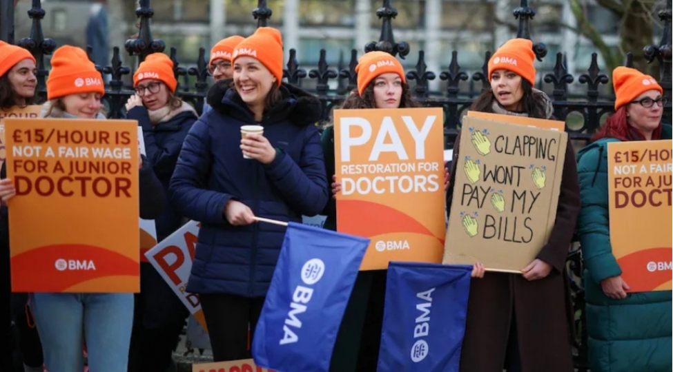 britaniyada-hekimlerin-tetili-iqtisadiyyata-43-milyon-funt-sterlinq-zerer-vura-biler
