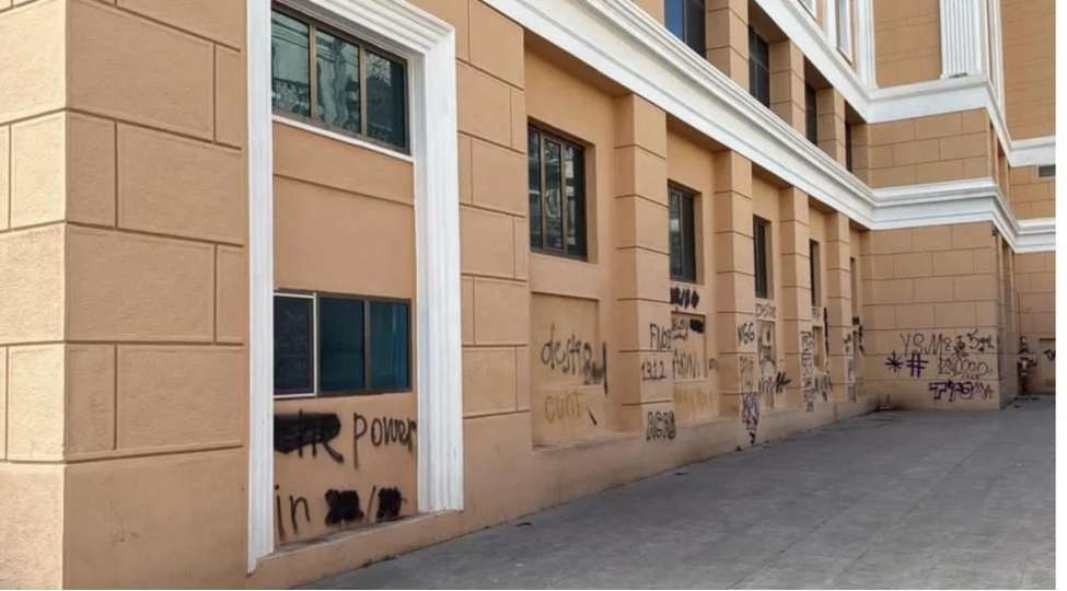 nizami-kino-merkezinin-divarina-qrafit-cheken-shexsler-saxlaniliblar