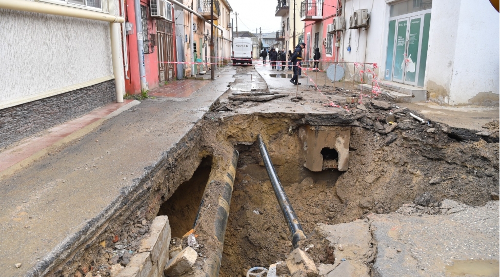 kollektorun-uzerinde-tikilen-ev-sokuldu-xettin-berpasi-ishlerine-bashlanildi-fotovideo