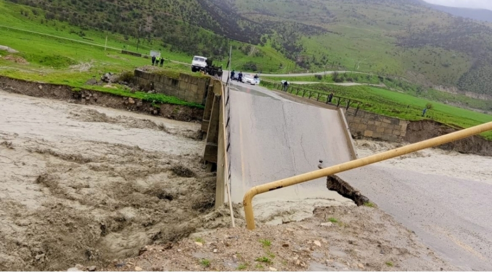 guclu-sel-siyezen-meshrif-avtomobil-yolunda-korpunu-uchurub