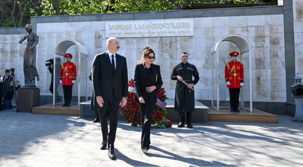 prezident-ilham-eliyev-tbiliside-qehremanlar-memorialini-ziyaret-edib