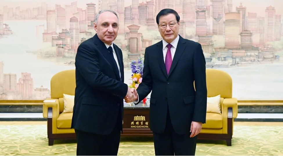 kamran-eliyev-chine-resmi-sefere-gedib