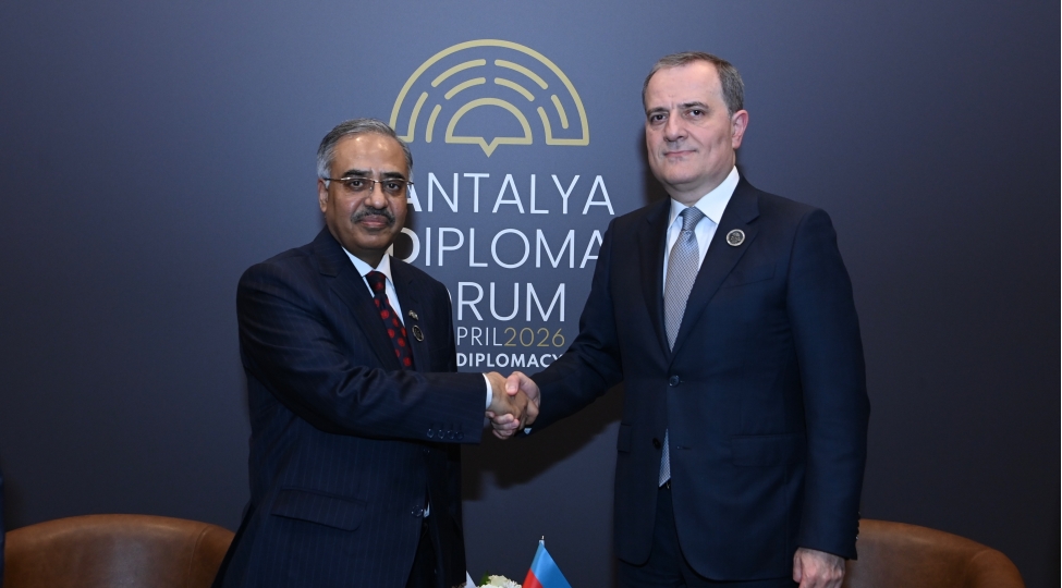 azerbaycan-ile-d-8-arasinda-emekdashligin-inkishafi-muzakire-edilib