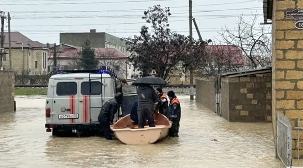 rusiya-fhn-dagistanda-117-yashayish-evi-hele-de-su-altindadir