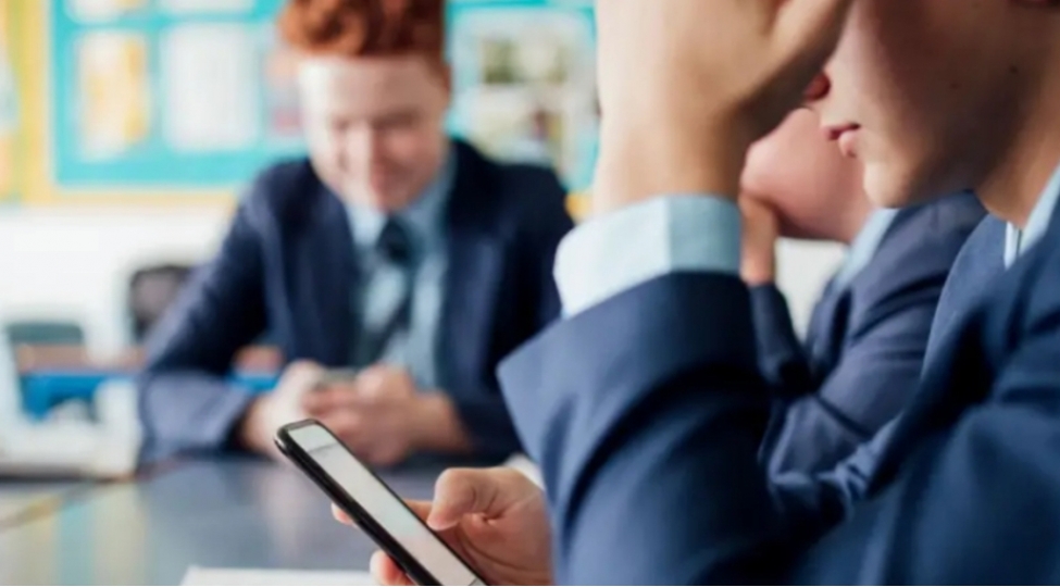 boyuk-britaniyada-mekteblerde-mobil-telefon-qadagasi-qanunileshdirilir