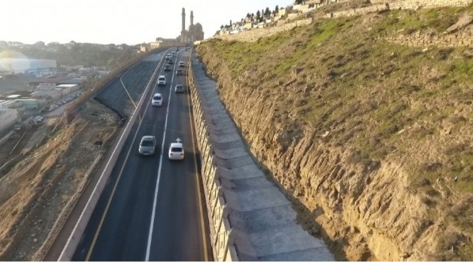 bakinin-4-rayonunda-sel-ve-dashqinlarin-tehlukesizliyi-ile-elaqeder-istinad-divarlari-tikilecek