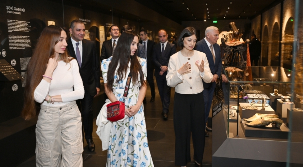 leyla-eliyeva-ve-arzu-eliyeva-shekide-tarixi-memarliq-abidelerinin-berpadan-sonra-achilishinda-ishtirak-edibler