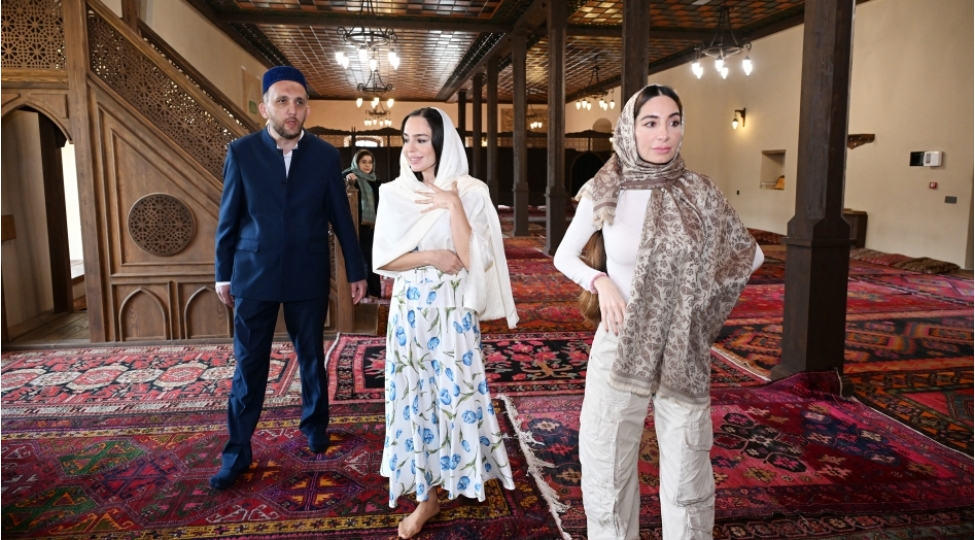 leyla-eliyeva-ve-arzu-eliyeva-shekide-xan-mescidini-ziyaret-edibler