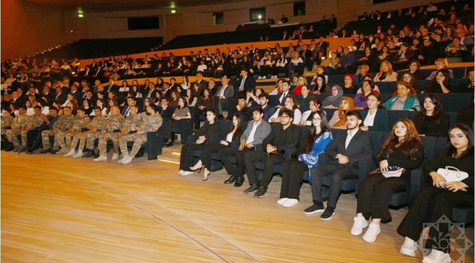 heyder-eliyev-merkezinde-iz-senedli-filminin-numayishi-olub
