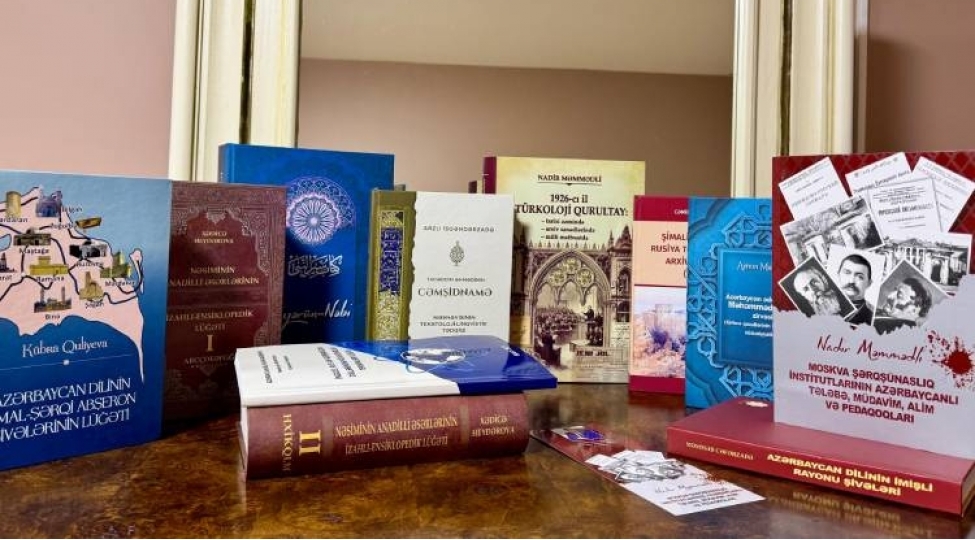 amea-nesimi-adina-dilchilik-institutundan-prezident-kitabxanasina-elmi-neshrler-hediyye-olunub