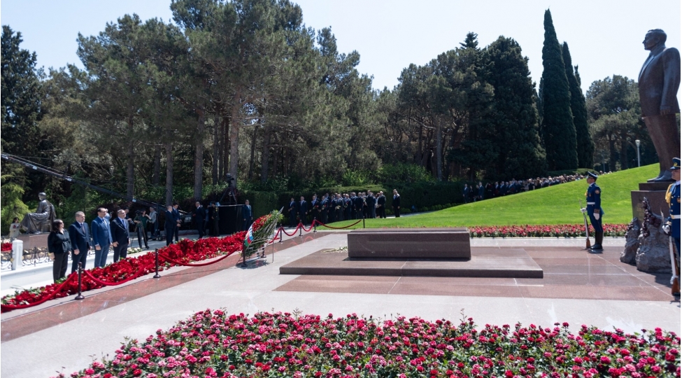 kend-teserrufati-nazirliyinin-kollektivi-umummilli-lider-heyder-eliyevin-mezarini-ziyaret-edib
