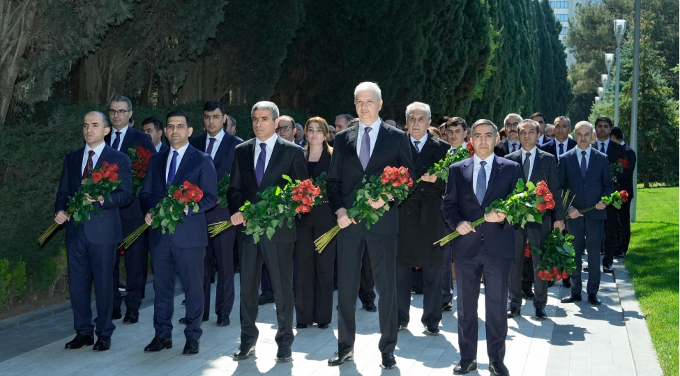 emek-ve-ehalinin-sosial-mudafiesi-nazirliyinin-kollektivi-ulu-onderin-mezarini-ziyaret-edib