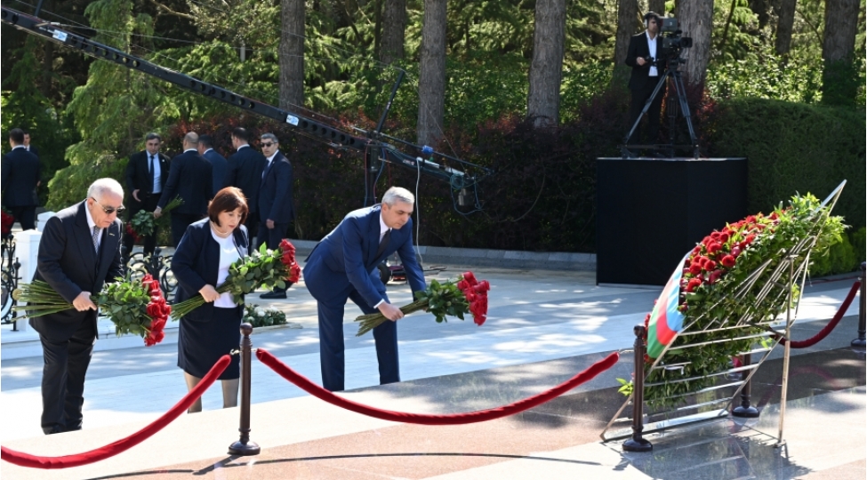 dovlet-ve-hokumet-resmileri-fexri-xiyabanda-ulu-onderin-xatiresini-aniblar-foto