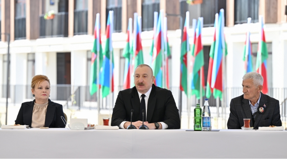 prezident-ilham-eliyev-zengilan-sheherinde-sakinlerle-gorushub-zangilan-city-park-hotelin-temelini-qoyub