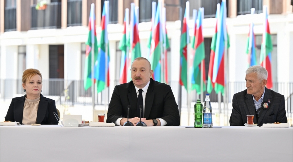 prezident-ilham-eliyev-zengilan-sheherindeki-ilk-yashayish-kompleksine-kochen-ailelerle-gorushub-yenilenib
