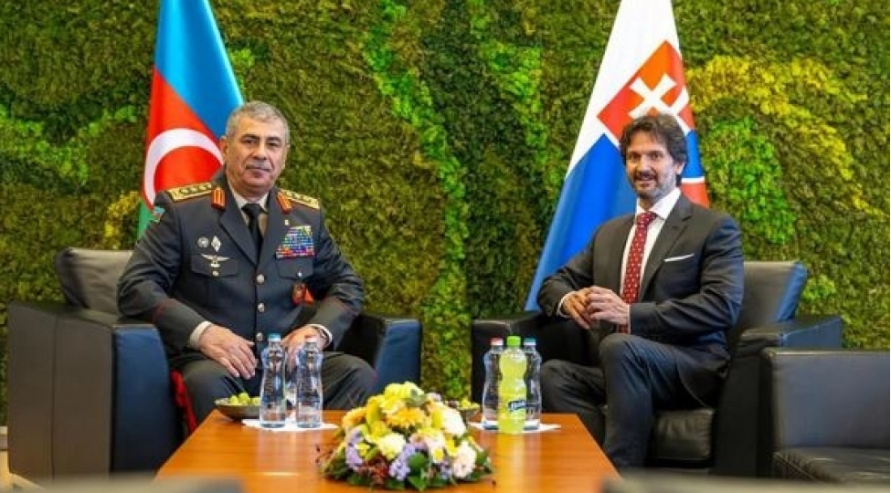 azerbaycan-ile-slovakiya-arasinda-herbi-emekdashliq-muzakire-edilib