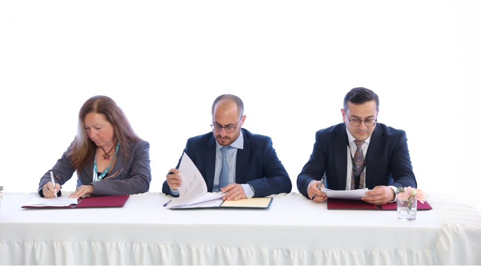 aqrar-tedqiqatlar-merkezi-iki-beynelxalq-shirketle-emekdashliga-dair-anlashma-memorandumu-imzalayib