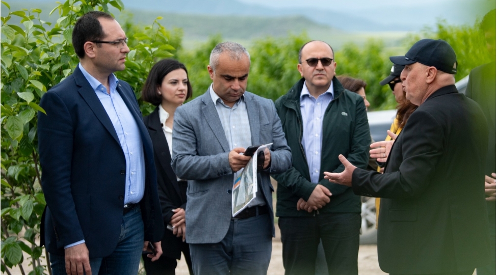 nazir-mecnun-memmedov-qarabagda-teserrufatlara-bash-chekib-fermerlerle-gorushub