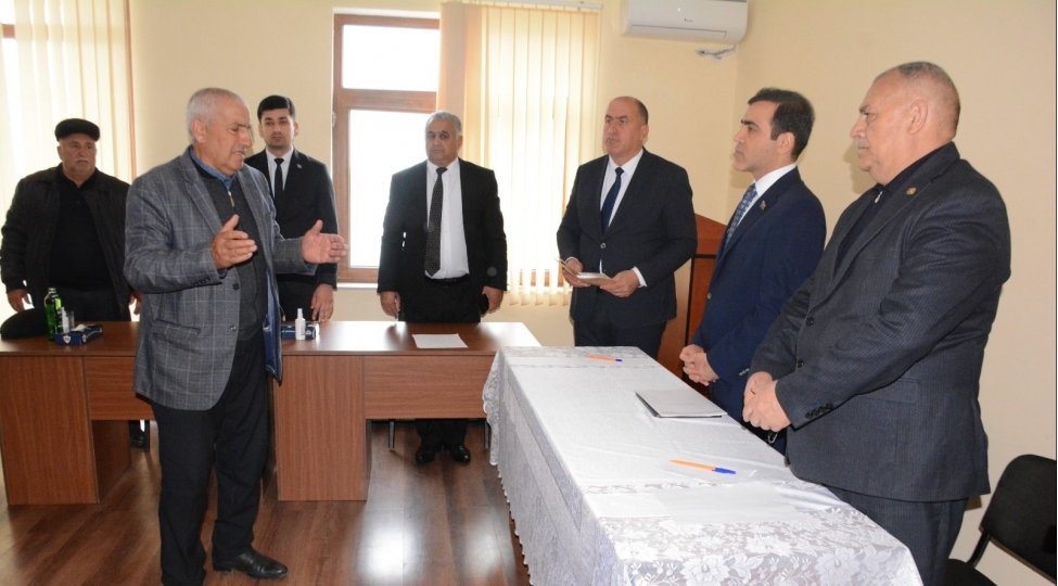 anar-memmedov-agdere-sakinleri-ile-gorushub