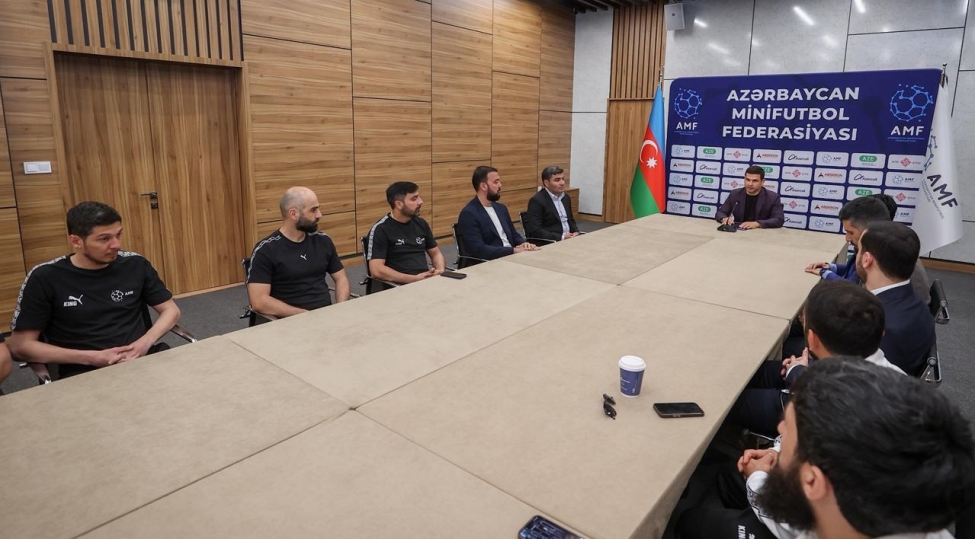 azerbaycan-minifutbol-federasiyasi-prezidenti-millinin-uzvleri-ile-gorushub