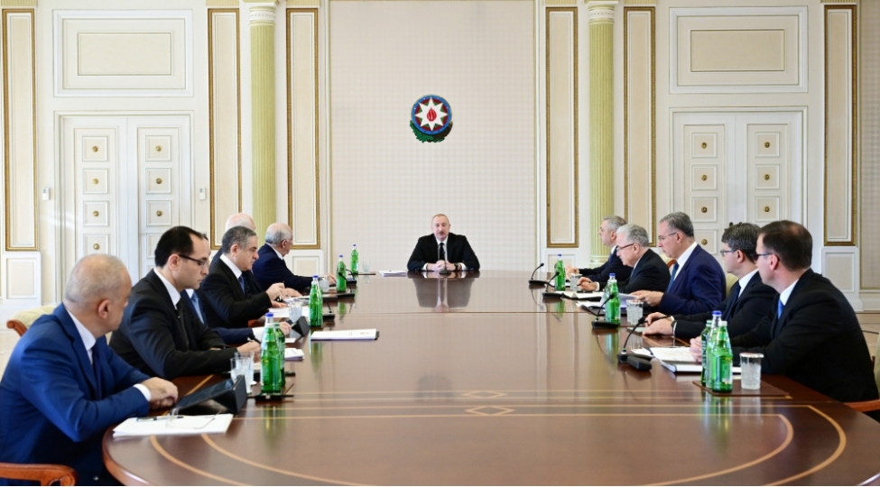 prezident-ilham-eliyevin-sedrliyi-ile-kend-teserrufati-meselelerine-hesr-olunmush-mushavire-kechirilib