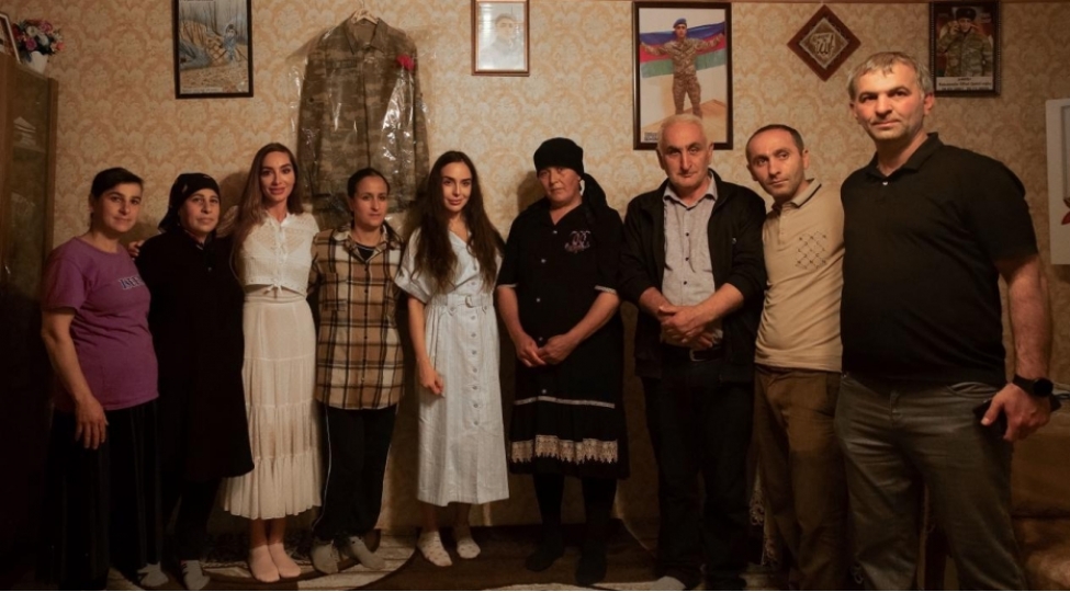 leyla-eliyeva-ve-arzu-eliyeva-lenkeranda-shehid-ailesini-ziyaret-edibler