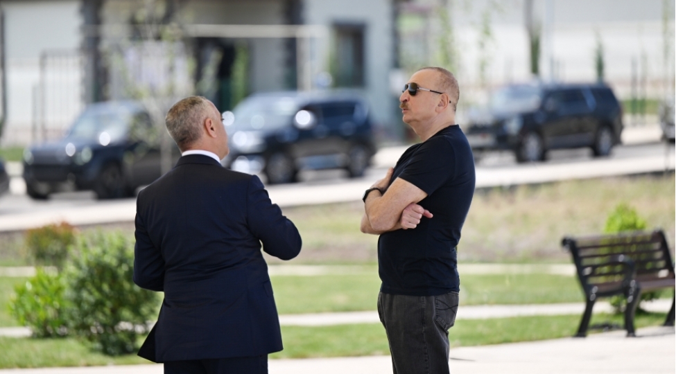 prezident-ilham-eliyev-xocalida-herbi-qulluqchular-uchun-nezerde-tutulan-ferdi-evlerde-yaradilmish-sheraitle-tanish-olub-foto