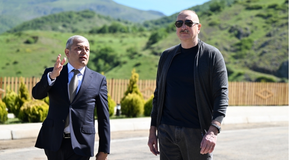 prezident-ilham-eliyev-shushanin-boyuk-qaladeresi-kendinde-gorulen-ishlerle-tanish-olub-sakinlerle-gorushub