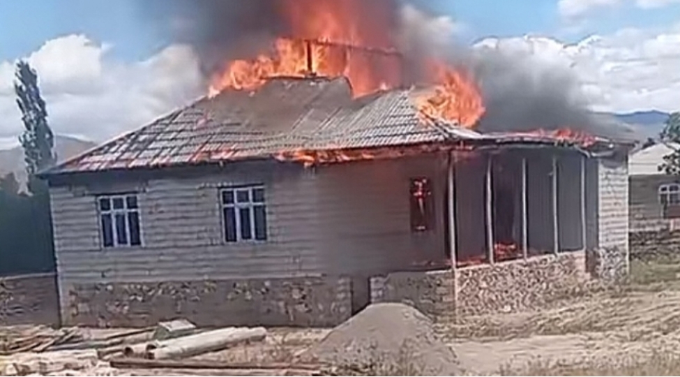 sherurda-yarimtikili-evde-yangin-olub