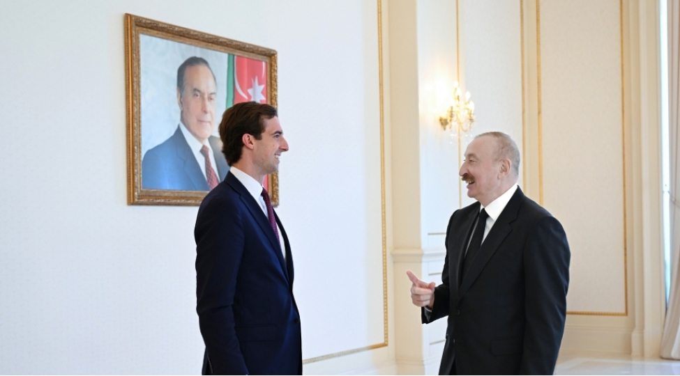 prezident-ilham-eliyev-absh-dovlet-katibinin-komekchisine-prezident-donald-tramp-terefinden-teqdim-edilmish-xatire-hediyyesini-gosterib