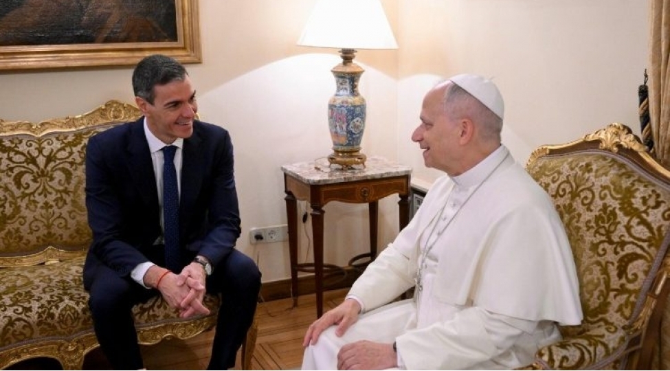 ispaniya-bash-naziri-roma-papasina-zeytun-agaci-hediyye-edib