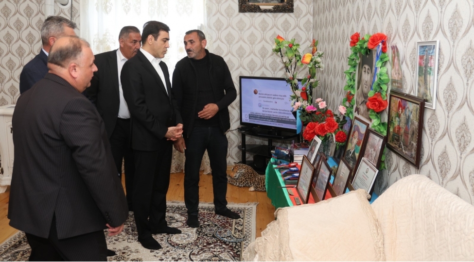 anar-memmedov-terter-rayonunda-shehid-ailesini-ziyaret-edib
