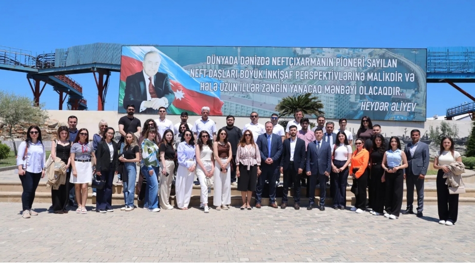 enerji-dialoqu-platformasi-cherchivesinde-genc-media-numayendelerinin-neft-dashlarina-seferi-teshkil-olunub