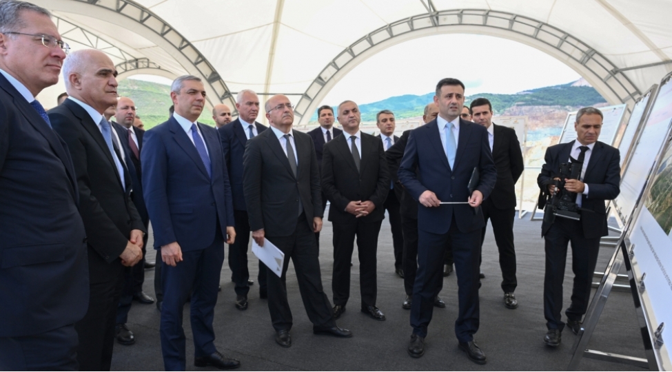 elaqelendirme-qerargahinin-iclasinin-ishtirakchilari-demirli-filiz-emali-kompleksinde-gorulen-ishlerle-tanish-olublar