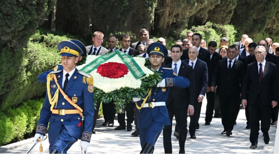 turkmenistan-prezidenti-fexri-xiyabanda-umumilli-lider-heyder-eliyevin-mezarini-ziyaret-edib