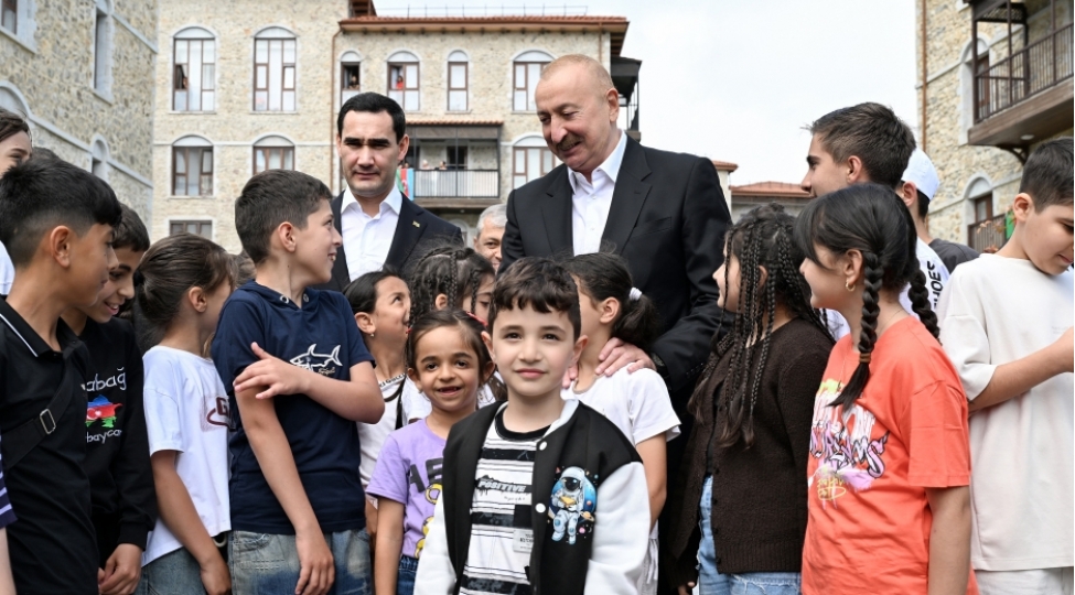 prezidentler-ilham-eliyev-ve-serdar-berdimehemmedov-shusha-sheherinde-insha-edilmish-birinci-yashayish-kompleksinde-olublar
