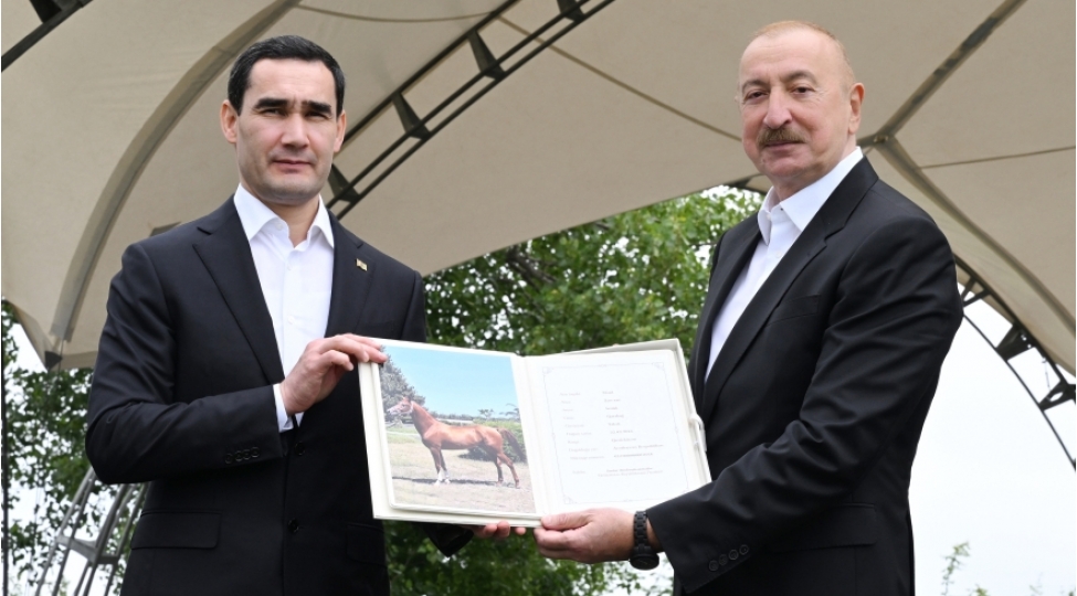 turkmenistan-prezidentine-qarabag-ati-hediyye-edilib