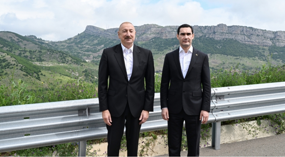 azerbaycan-ve-turkmenistan-prezidentleri-shushanin-dashalti-kendinin-fonunda-shekil-chekdiribler