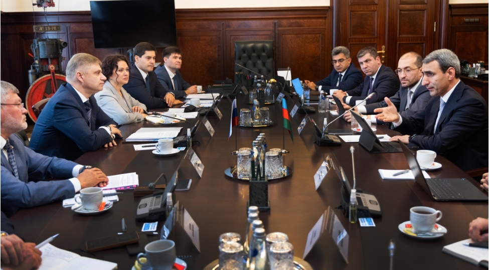 ady-rehberliyi-rusiya-ve-iranla-demir-yolu-sahesinde-emekdashligin-inkishafini-muzakire-edib