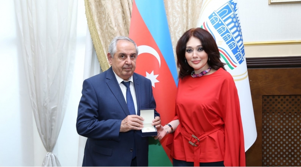 aynel-meshediyeva-turkoloji-qurultayin-100-illik-xatire-nishani-ile-teltif-edilib