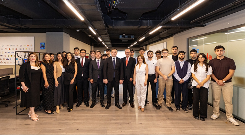gencler-fondu-ve-bakcell-innovasiya-ve-suni-intellekt-uzreteqaud-proqraminin-qalibleri-ile-gorush-kechirib