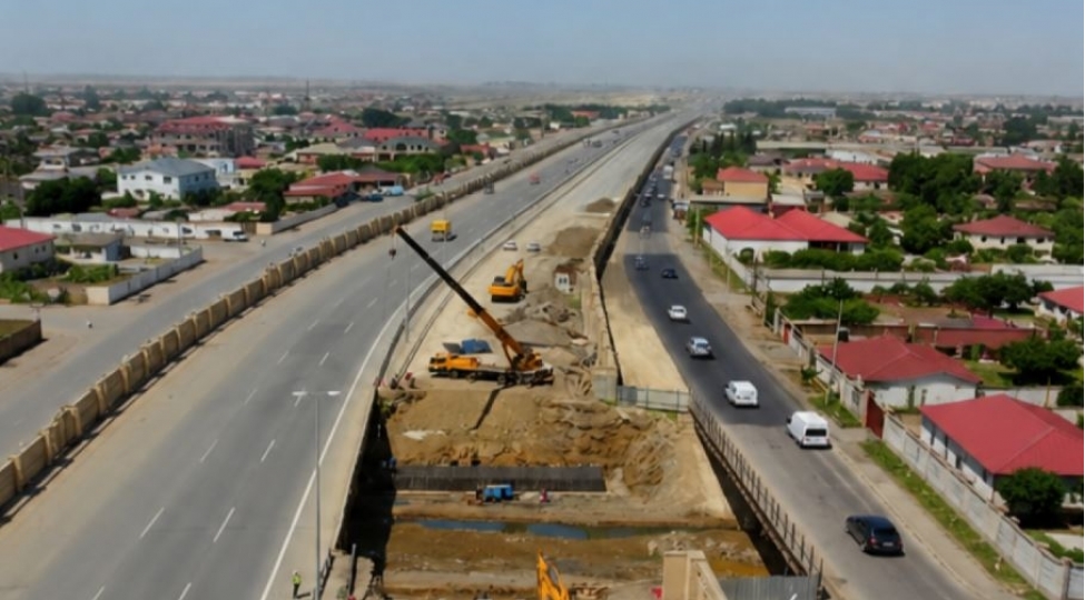 qaradagda-3-ferqli-yol-sahesinde-yeni-avtomobil-korpuleri-tikilir
